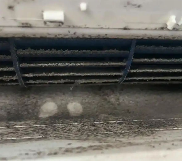 丹凤空调吹的风有股烧焦味是怎么回事